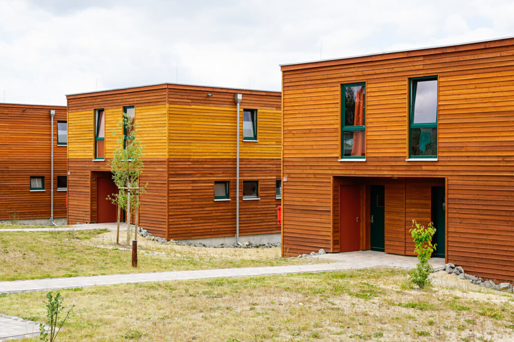 Moderne Ferienhäuser mit Holzfassade