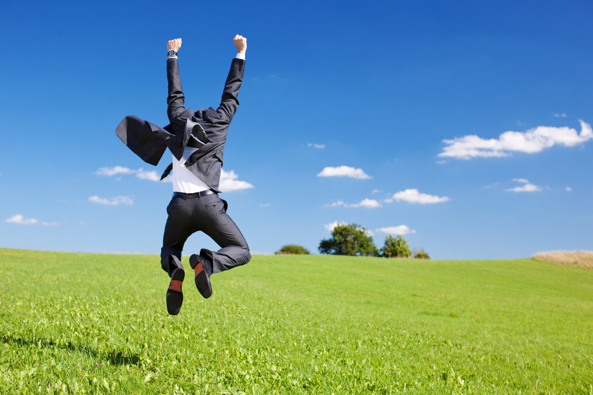 geschäftsmann springt hoch