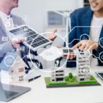 Zwei Personen unterhalten sich über verschiedene Energieformen