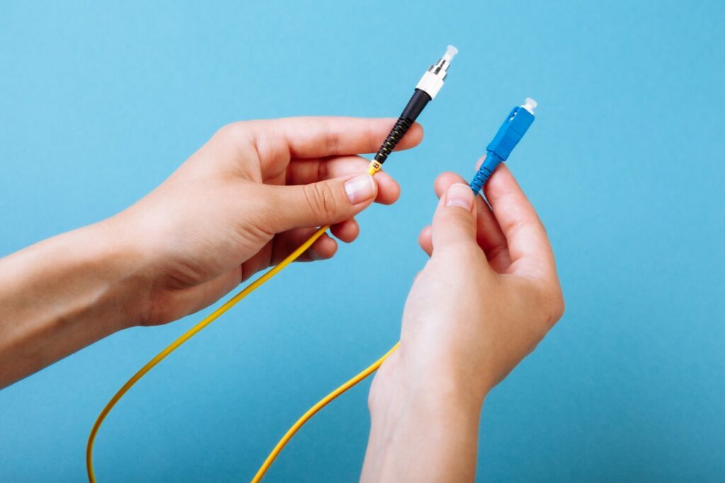 singlemode kabel im vergleich zu multimode steckern mit lc und st anschluessen in der hand