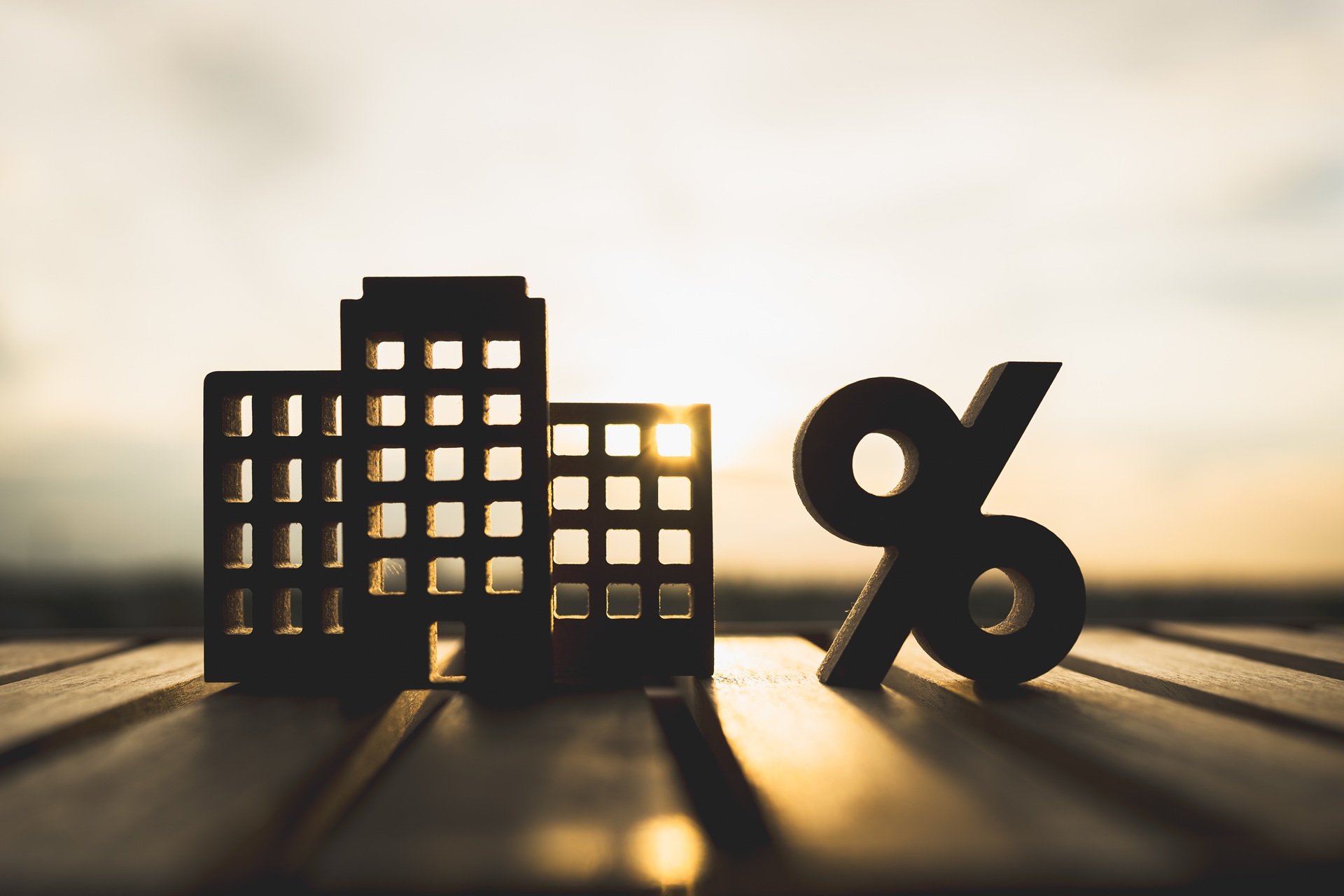 Gebäude mit Prozentzeichen bei Sonnenuntergang | SMA Sunny Tripower